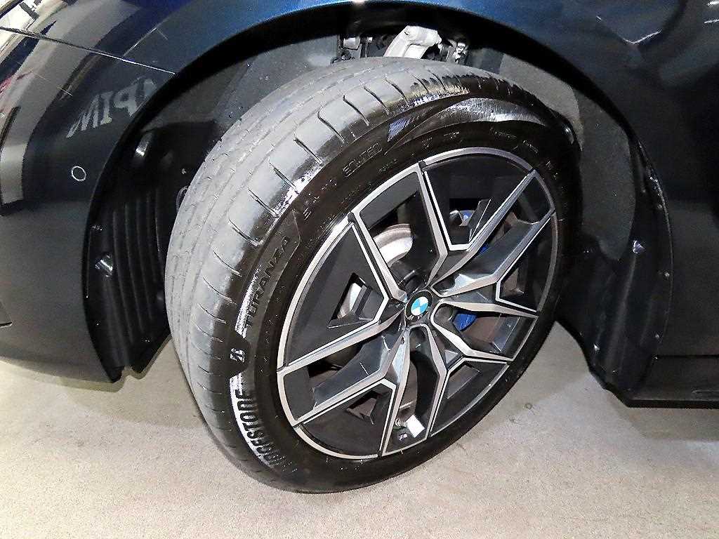 BMW 5-Series — photo 20