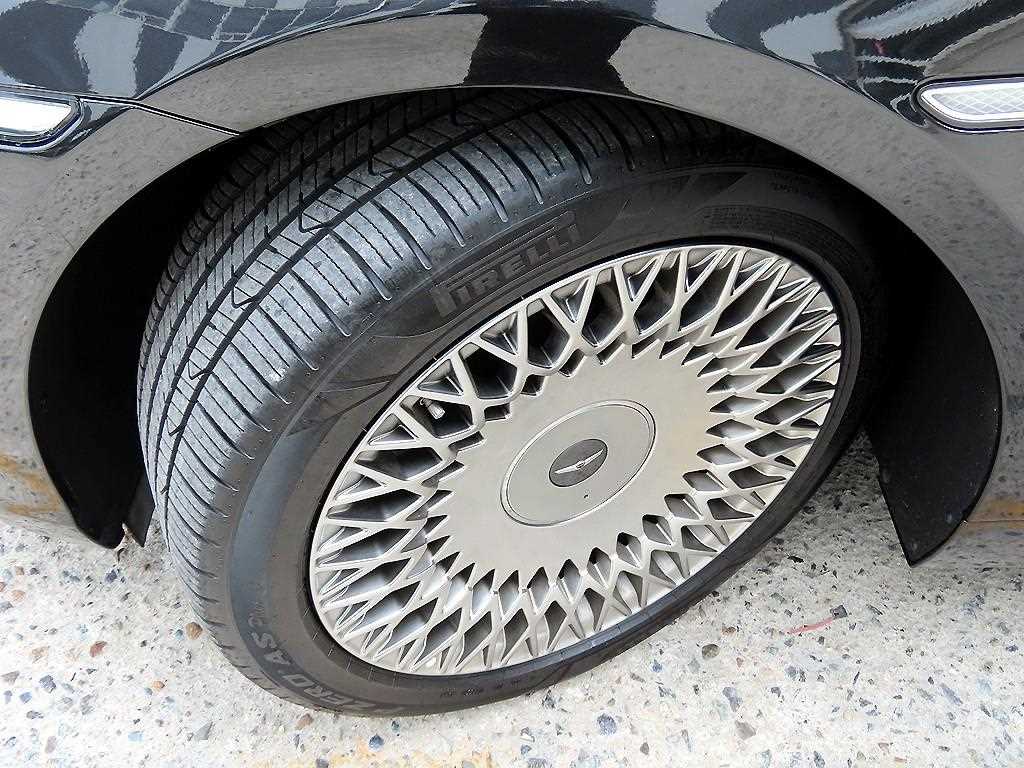 Genesis G90 — photo 20
