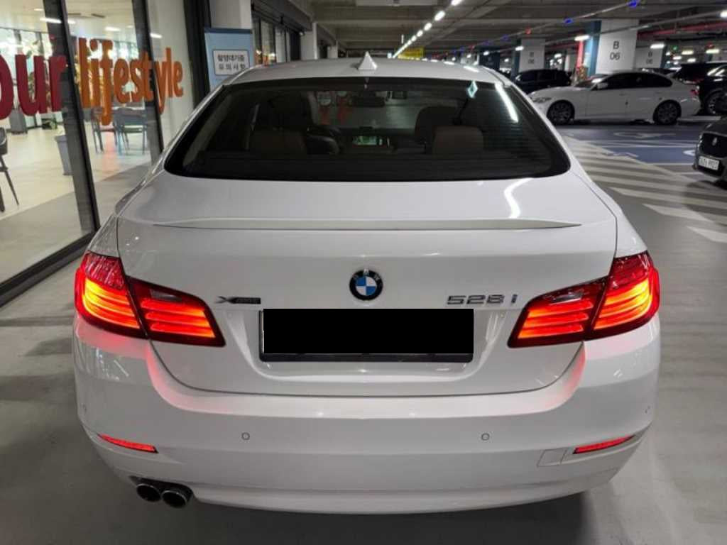 BMW 5-Series — photo 06