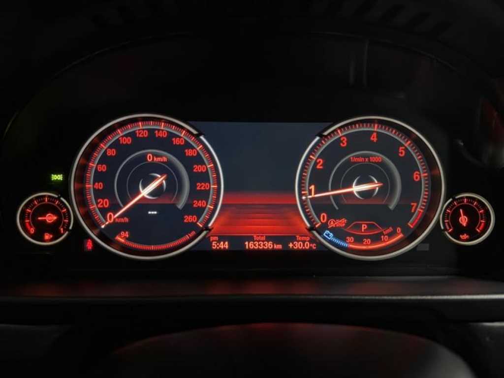 BMW 5-Series — photo 10