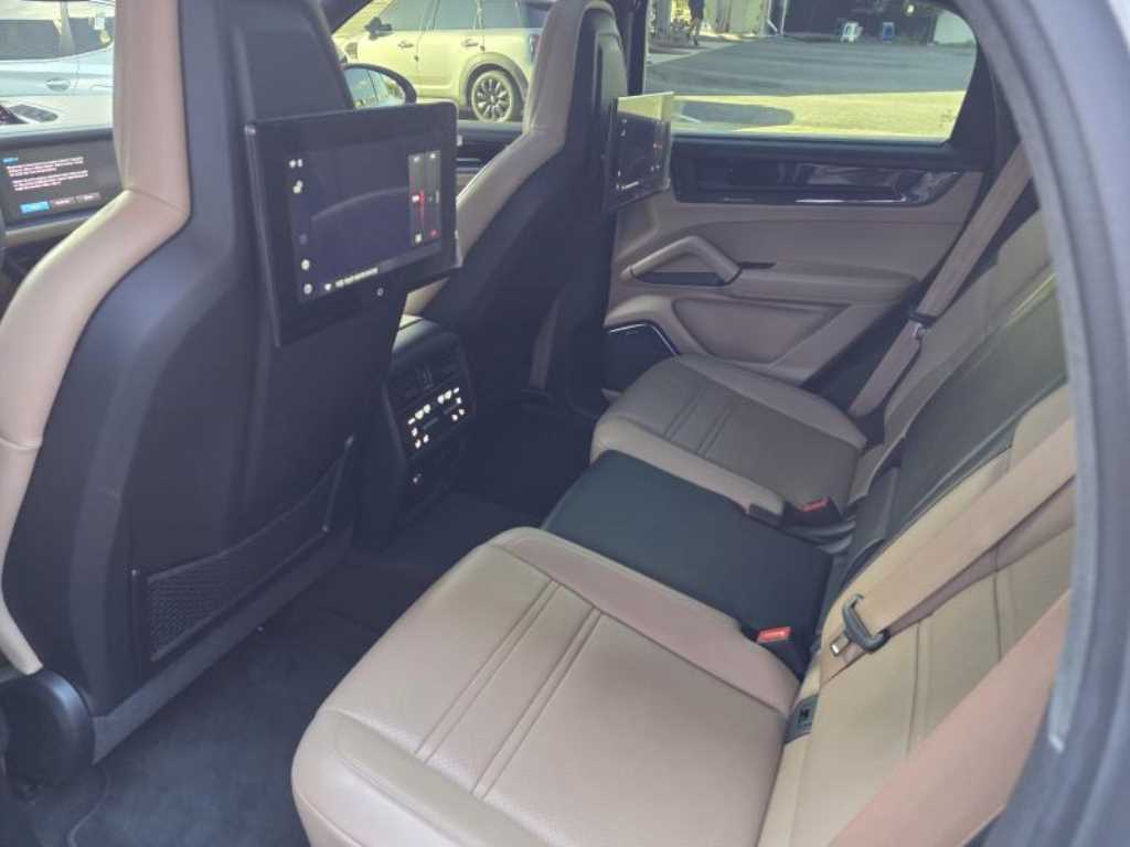 Porsche Cayenne — photo 16