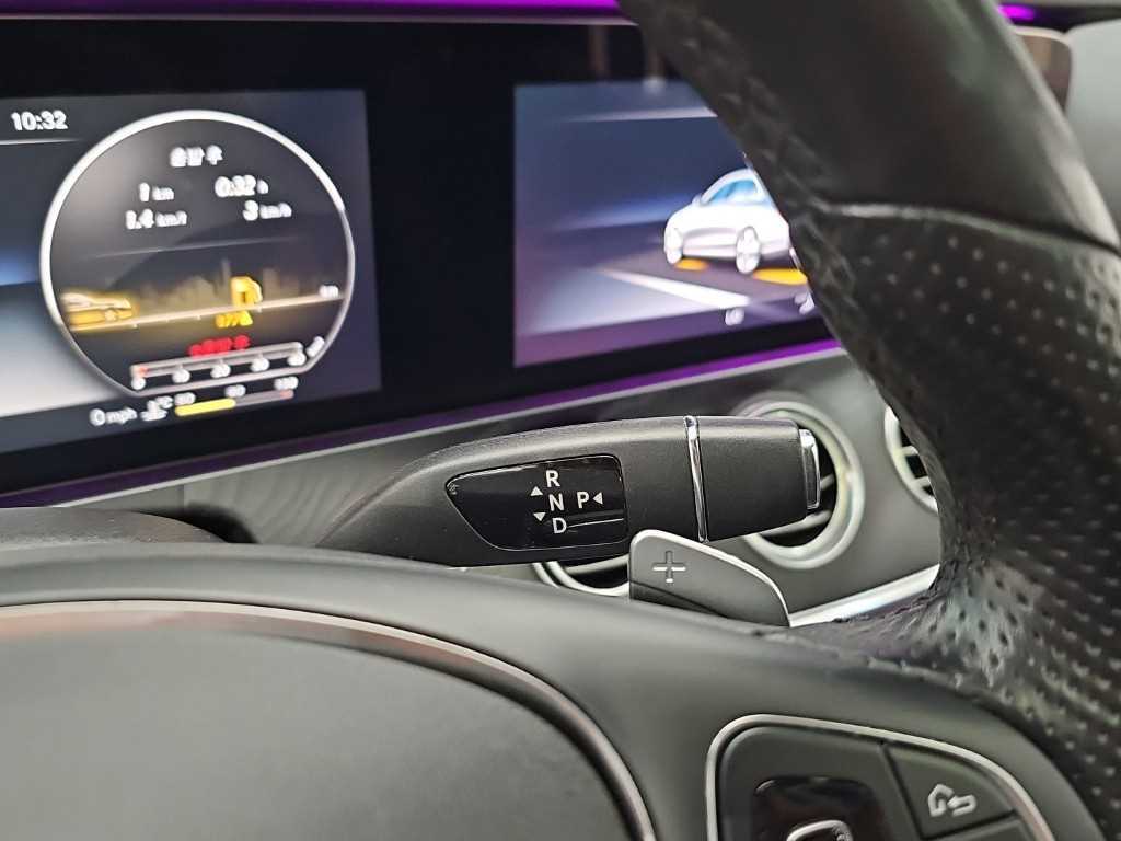Mercedes-Benz E-Class — photo 08