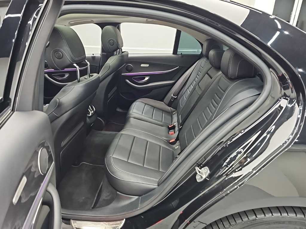 Mercedes-Benz E-Class — photo 12