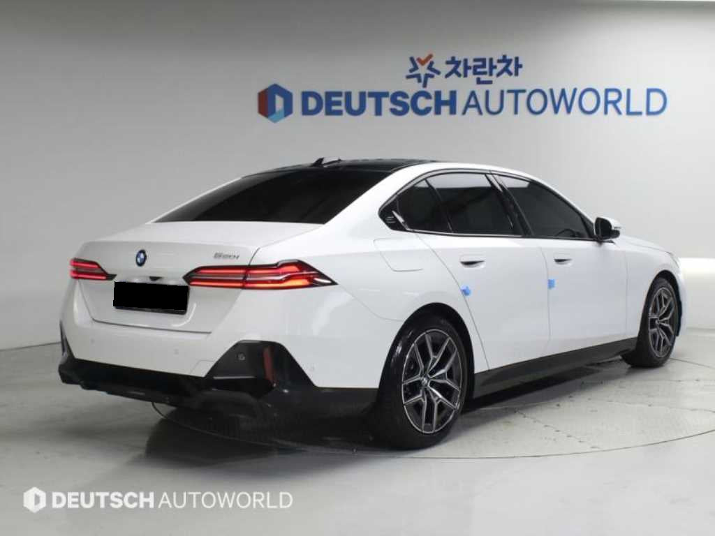 BMW 5-Series — photo 02