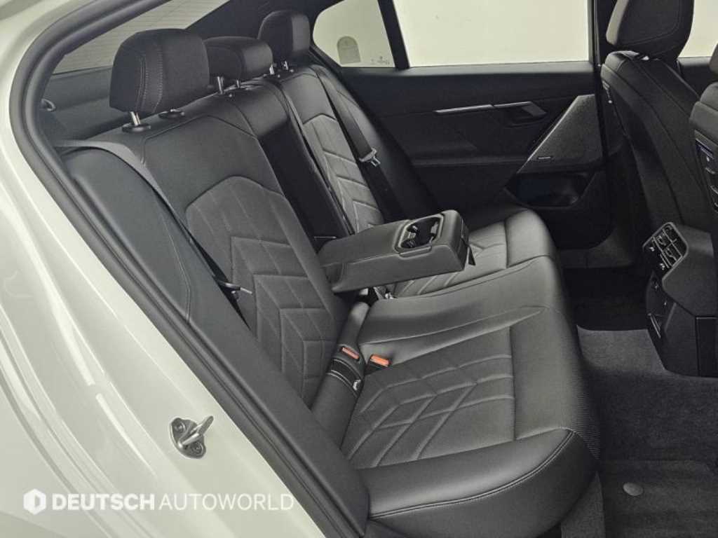 BMW 5-Series — photo 12