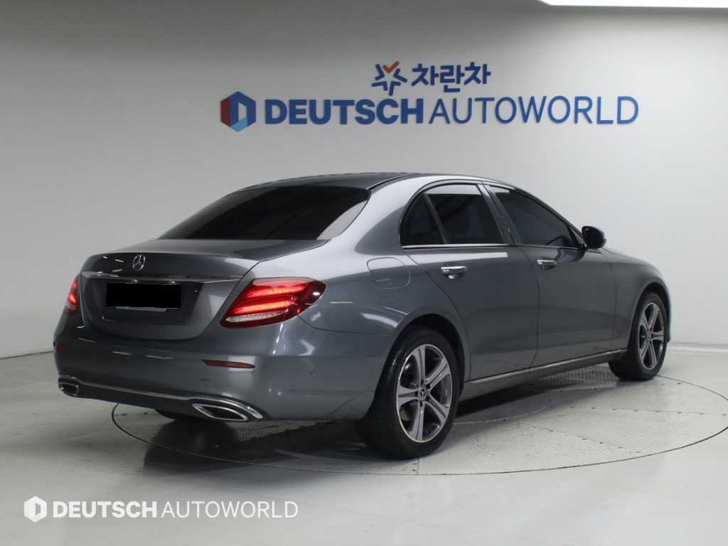 Mercedes-Benz E-Class — photo 02