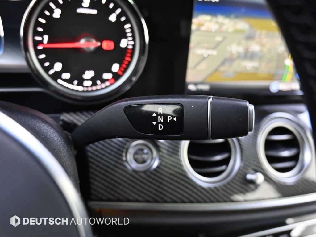 Mercedes-Benz E-Class — photo 09