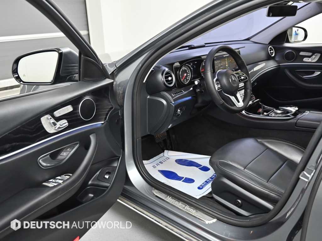 Mercedes-Benz E-Class — photo 11