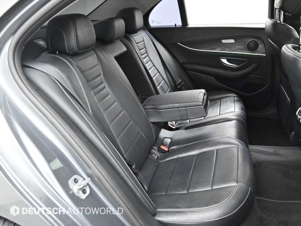 Mercedes-Benz E-Class — photo 12