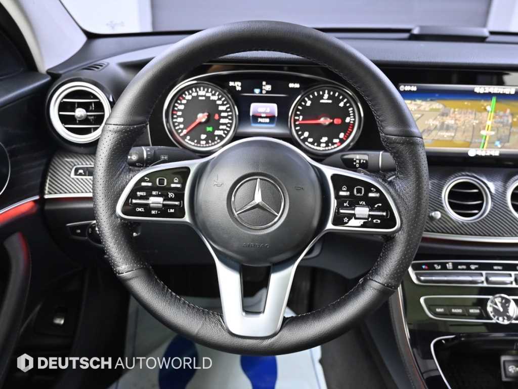Mercedes-Benz E-Class — photo 13