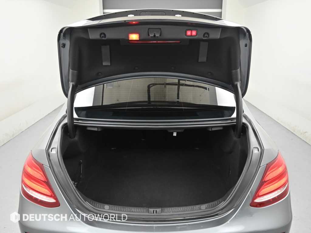 Mercedes-Benz E-Class — photo 19