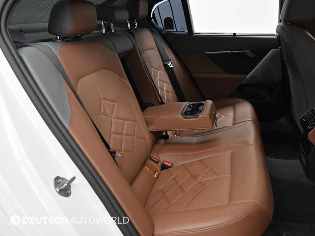 BMW 5-Series — photo 12