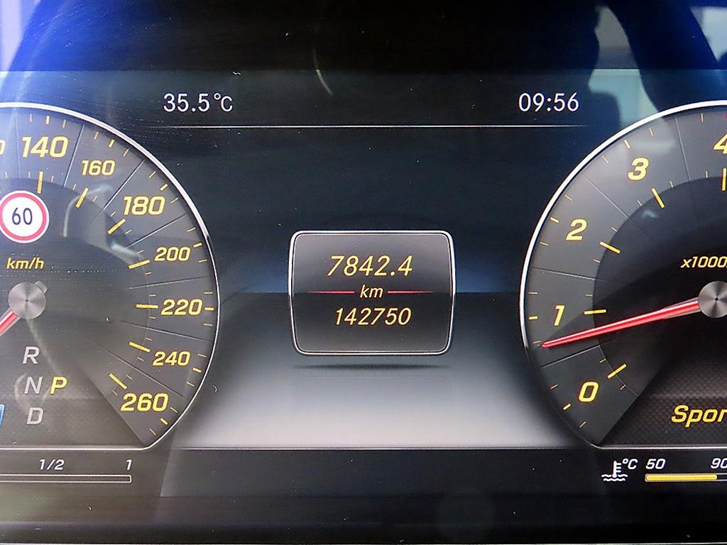 Mercedes-Benz E-Class — photo 09