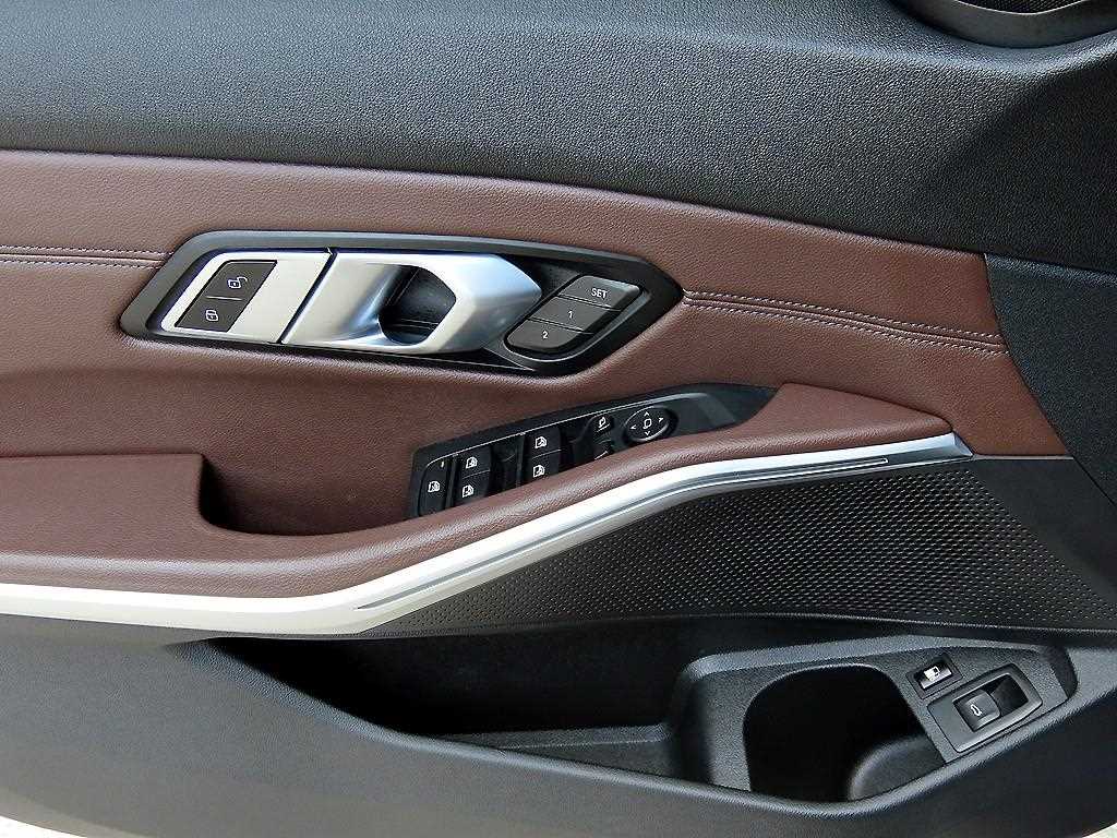 BMW 3-Series — photo 12