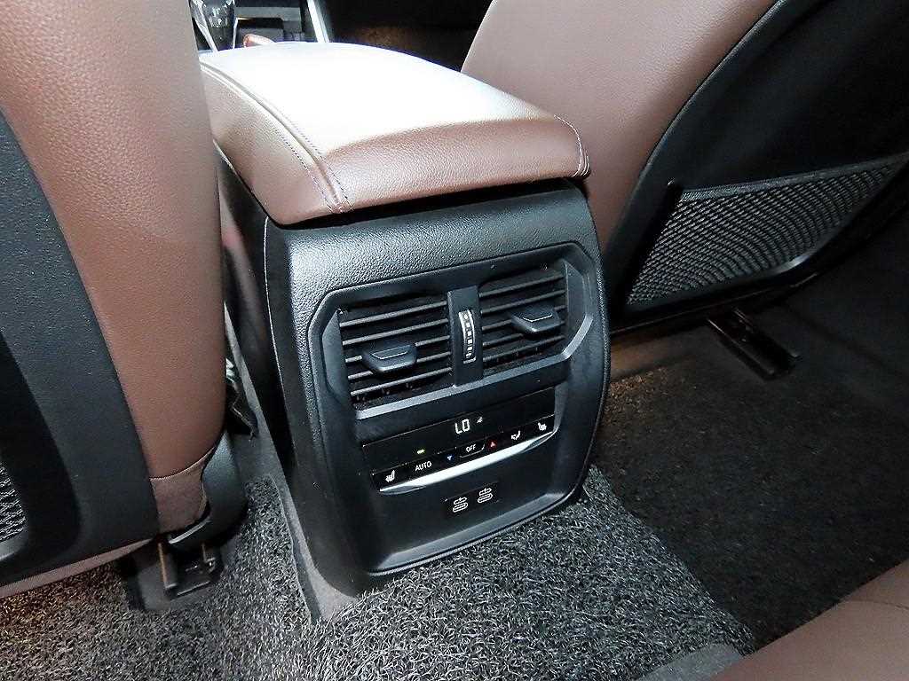 BMW 3-Series — photo 16