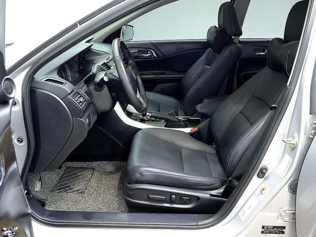 Honda Accord — photo 11