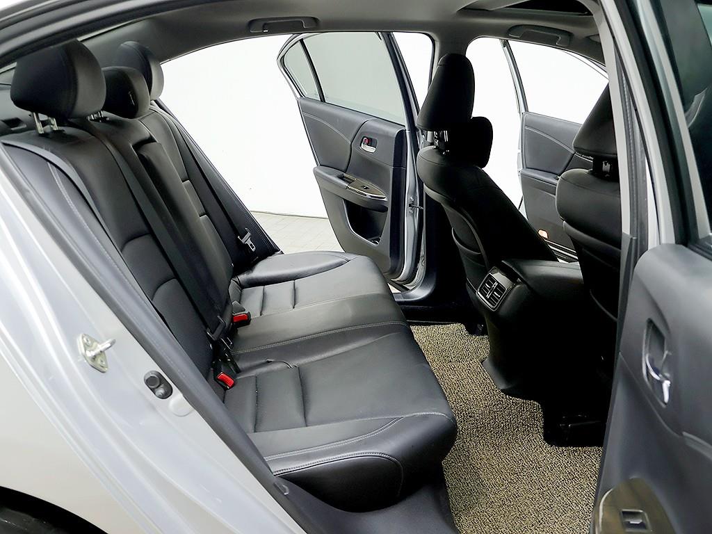 Honda Accord — photo 12
