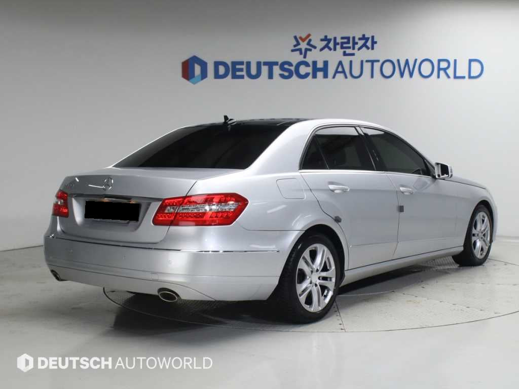 Mercedes-Benz E-Class — photo 02