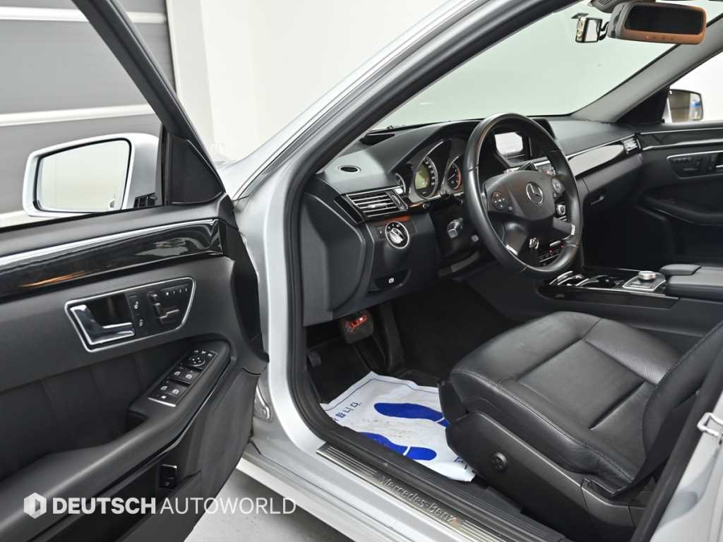 Mercedes-Benz E-Class — photo 11
