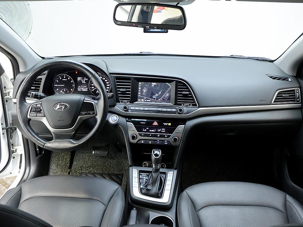 Hyundai Avante — photo 05