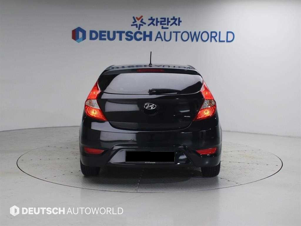 Hyundai Accent — photo 04