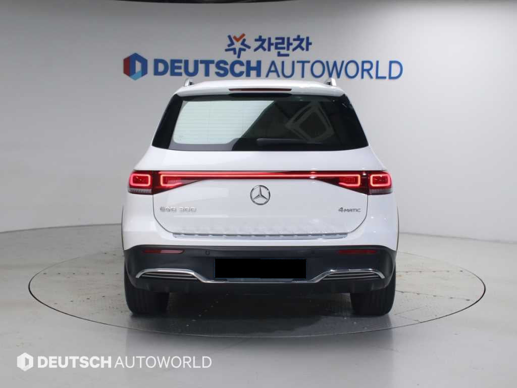 Mercedes-Benz EQB — photo 04