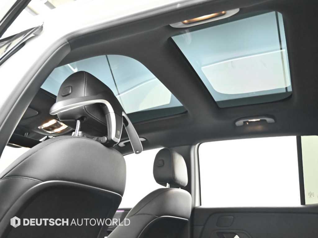 Mercedes-Benz EQB — photo 18