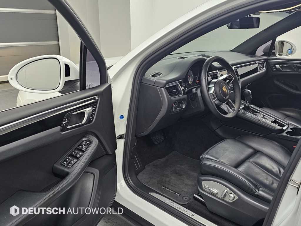 Porsche Macan — photo 11