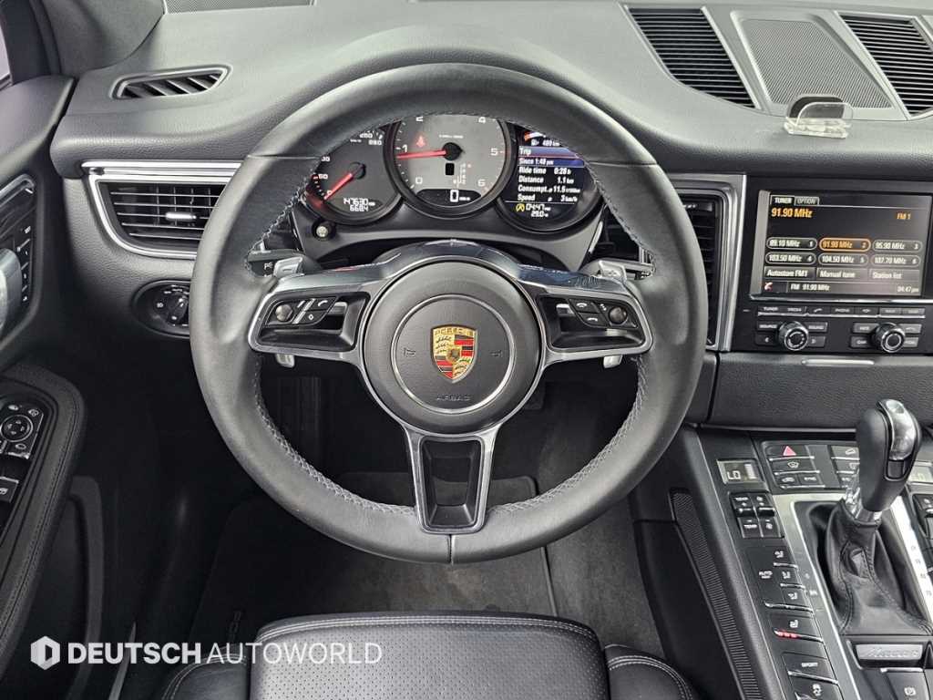 Porsche Macan — photo 13