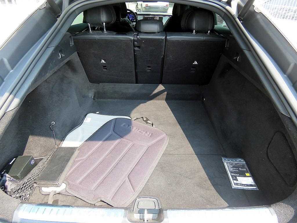 Mercedes-Benz EQS — photo 16