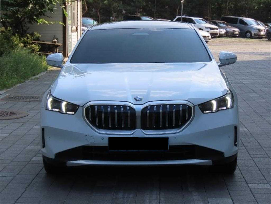 BMW 5-Series — photo 01