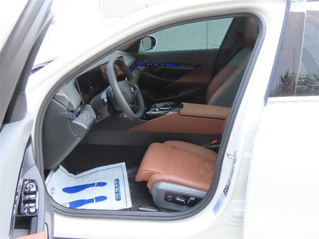 BMW 5-Series — photo 13