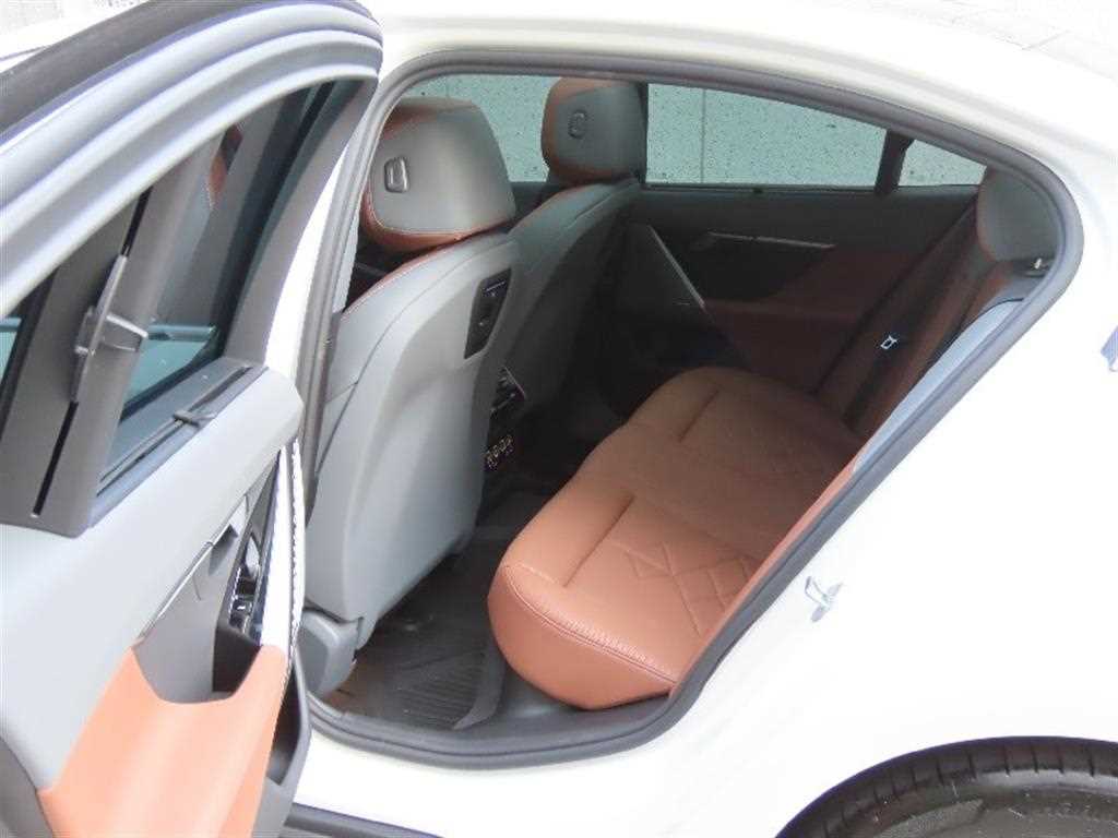 BMW 5-Series — photo 14