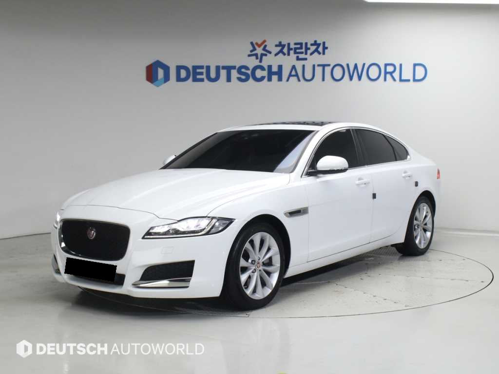 Jaguar XF — photo 01