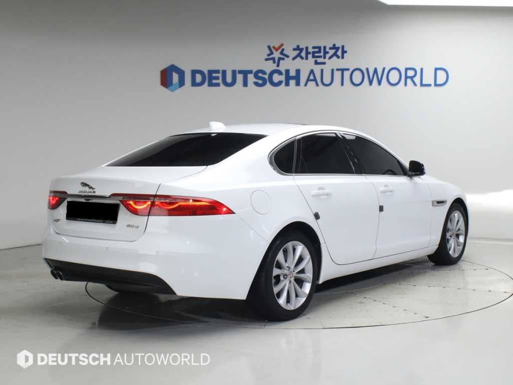 Jaguar XF — photo 02