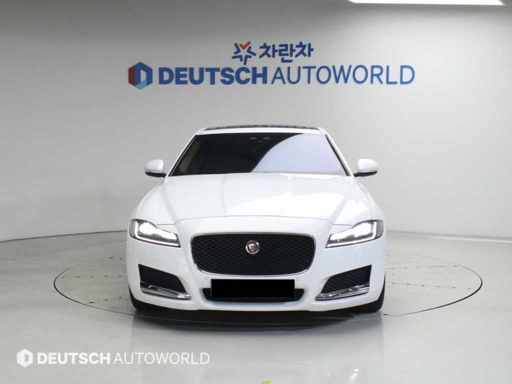 Jaguar XF — photo 03