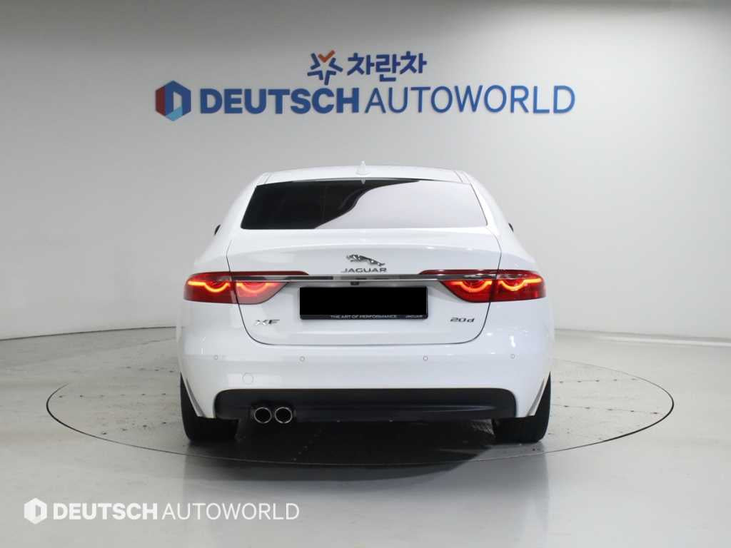 Jaguar XF — photo 04