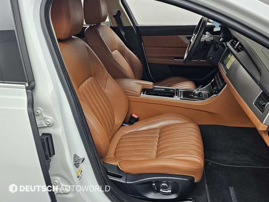 Jaguar XF — photo 10
