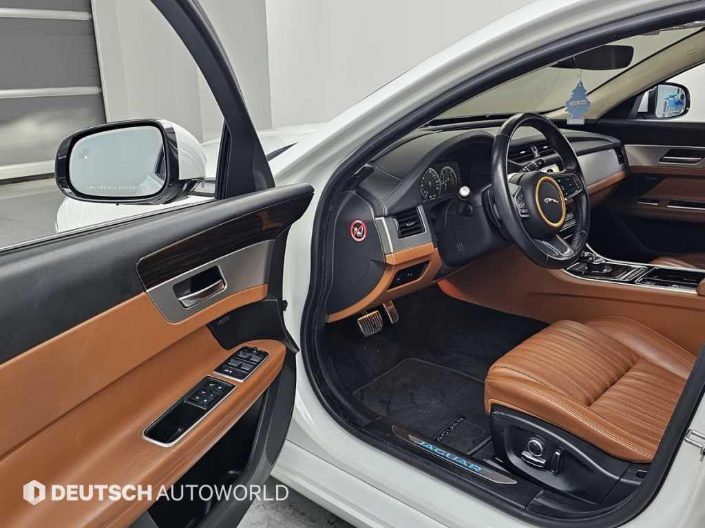 Jaguar XF — photo 11