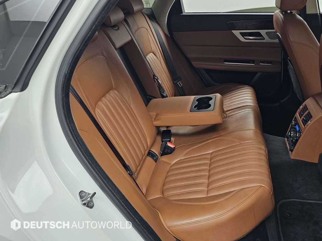 Jaguar XF — photo 12