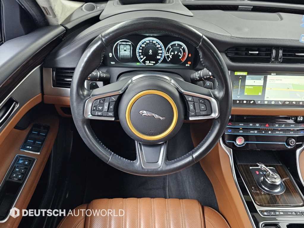 Jaguar XF — photo 13