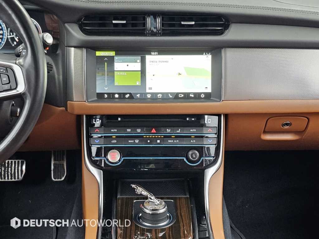 Jaguar XF — photo 14