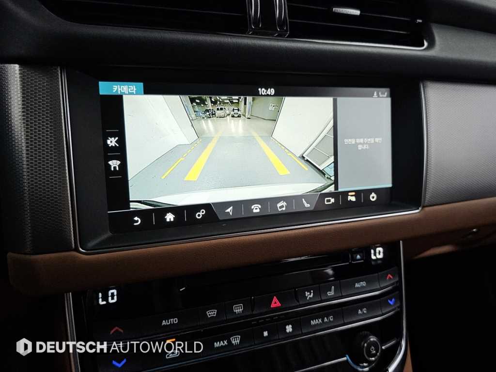 Jaguar XF — photo 15
