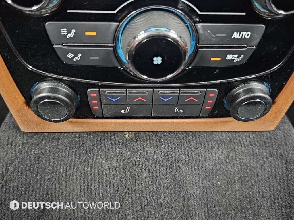 Jaguar XF — photo 16