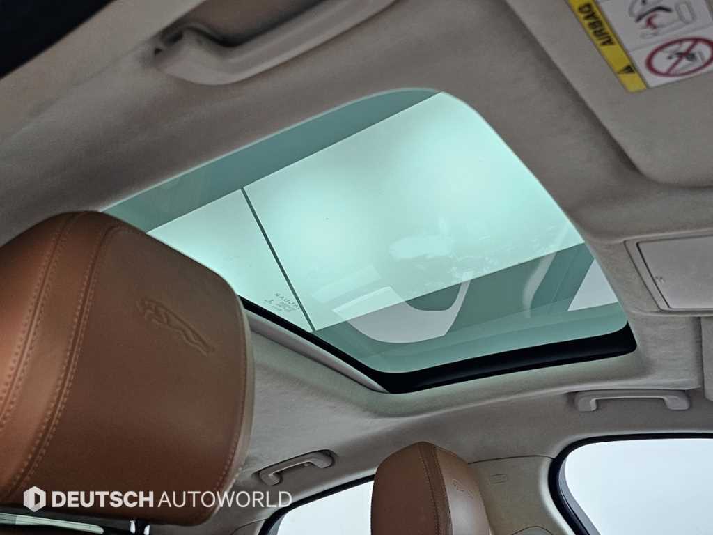 Jaguar XF — photo 18
