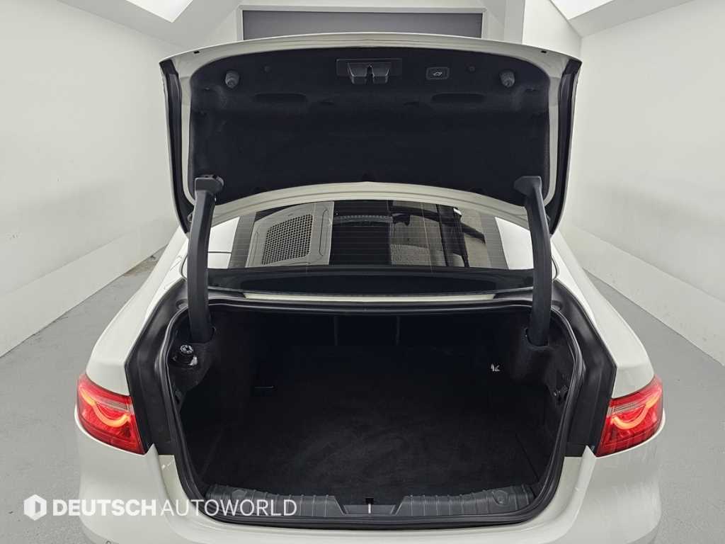 Jaguar XF — photo 19