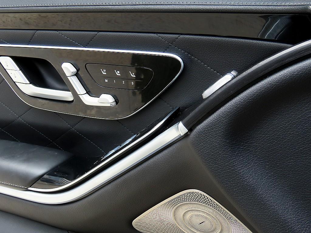 Mercedes-Benz S-Class — photo 12