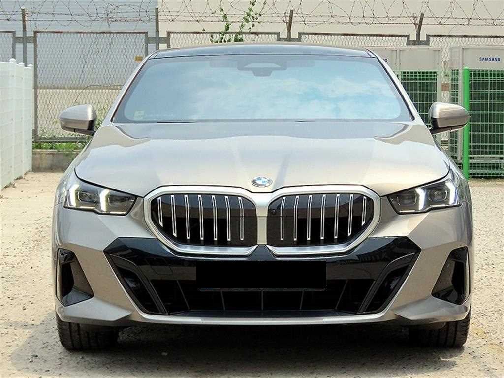 BMW 5-Series — photo 01