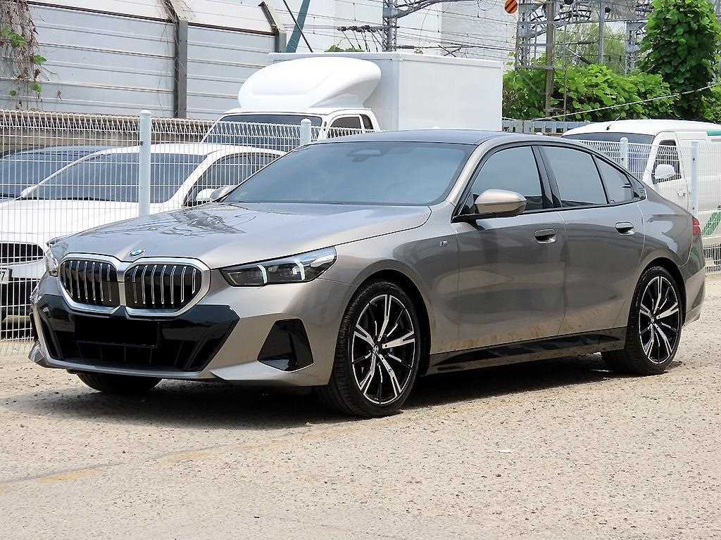 BMW 5-Series — photo 02