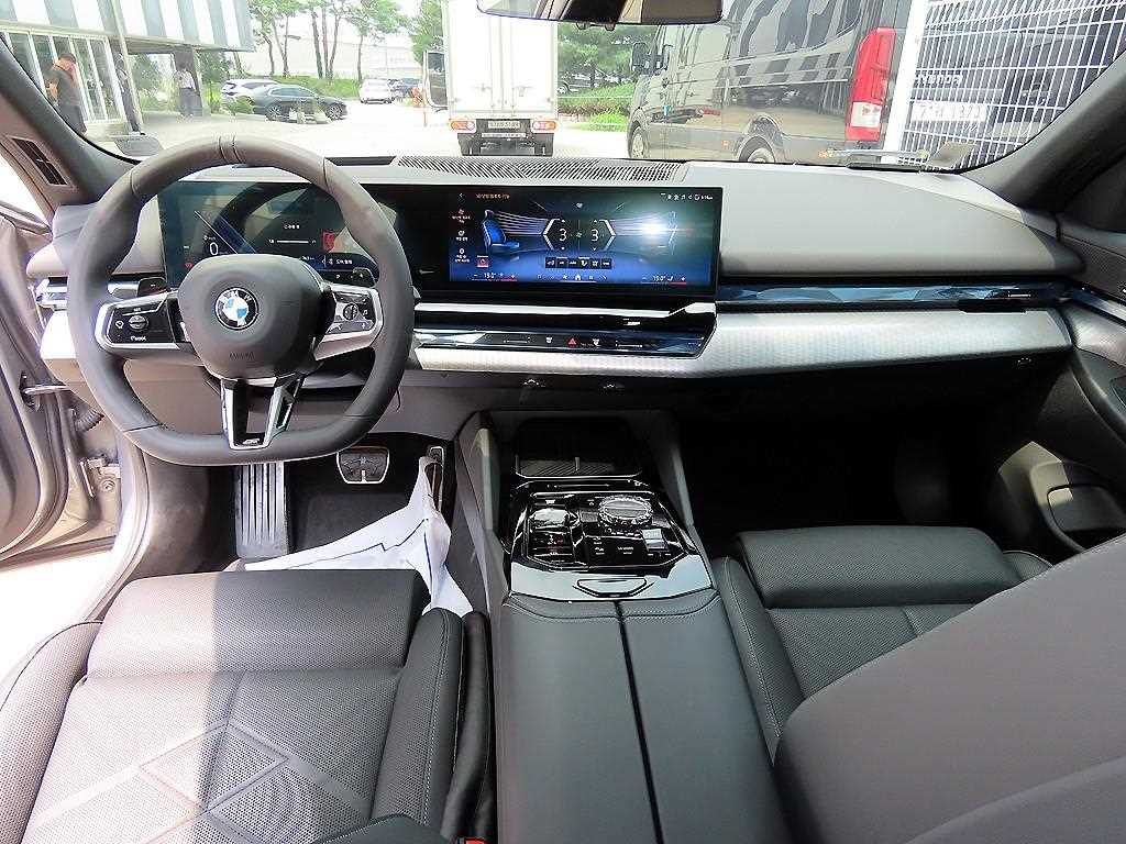 BMW 5-Series — photo 07